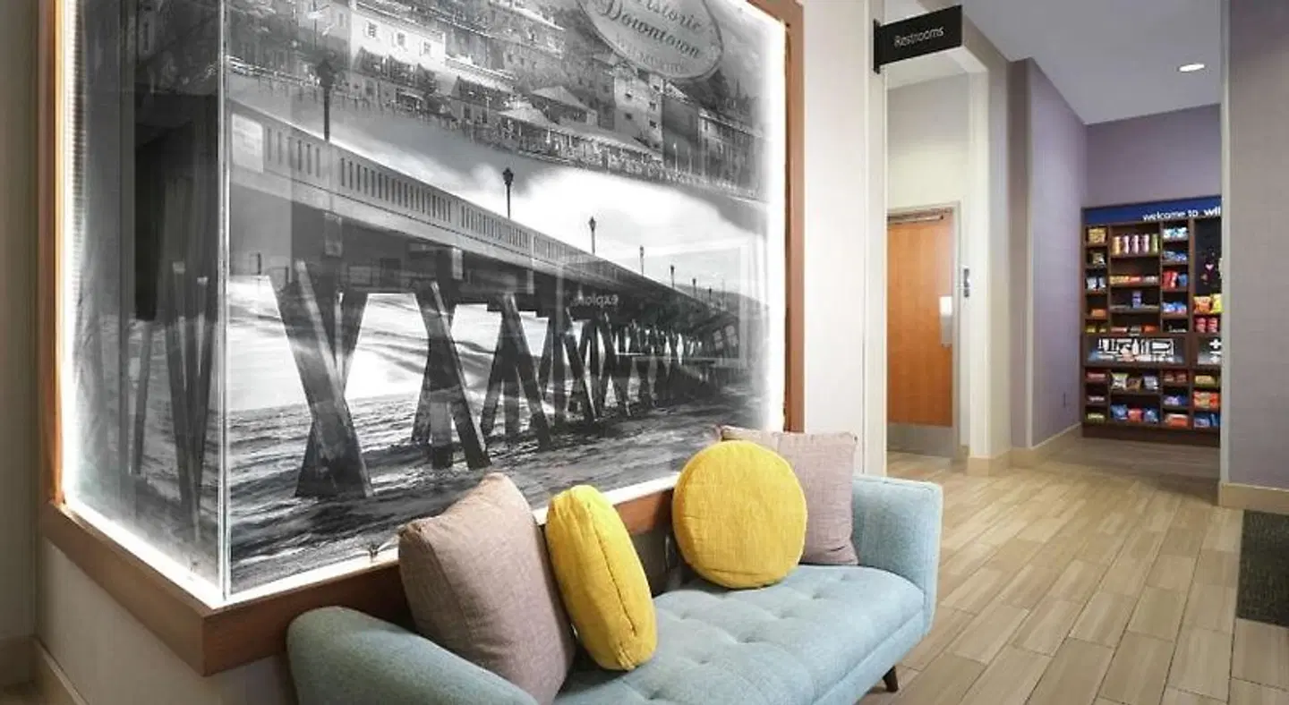 Hampton Inn Wilmington Downtown Bar