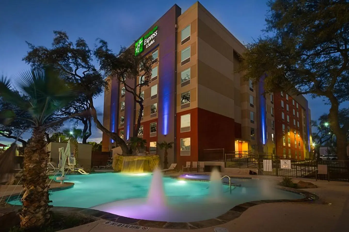 Holiday Inn Express and Suites San Antonio EXTERIOR