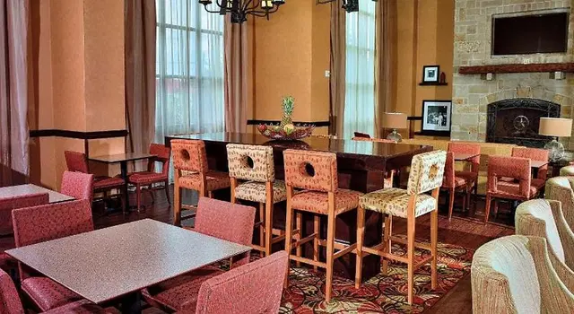 Hampton Inn & Suites Fredericksburg Bar