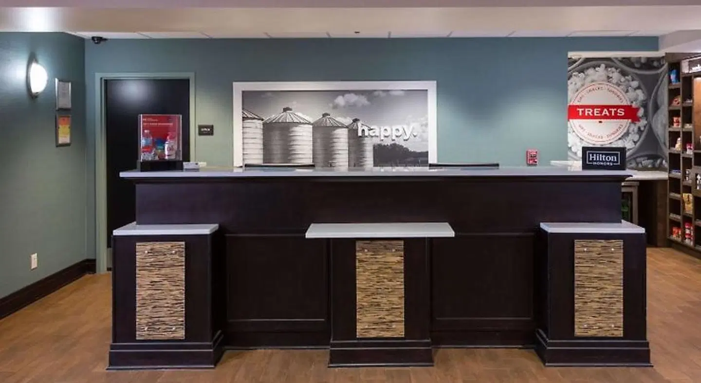 Hampton Inn & Suites Jamestown Bar