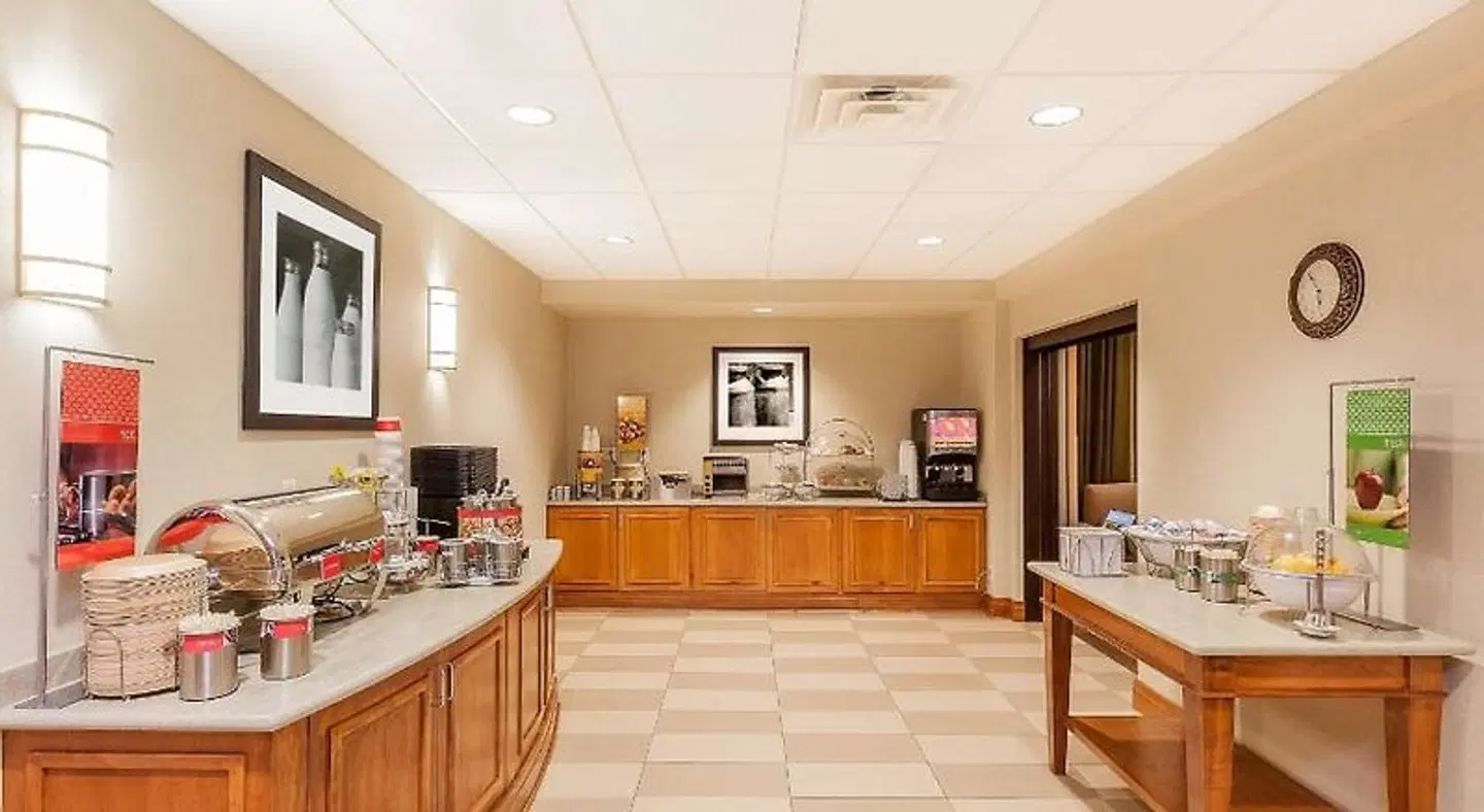 Hampton Inn & Suites Jamestown Bar