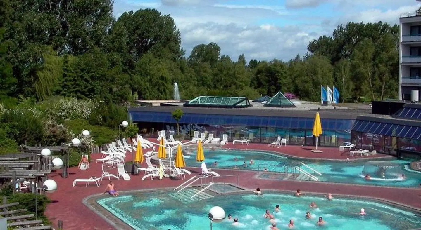 Stern OUTDOOR_POOL