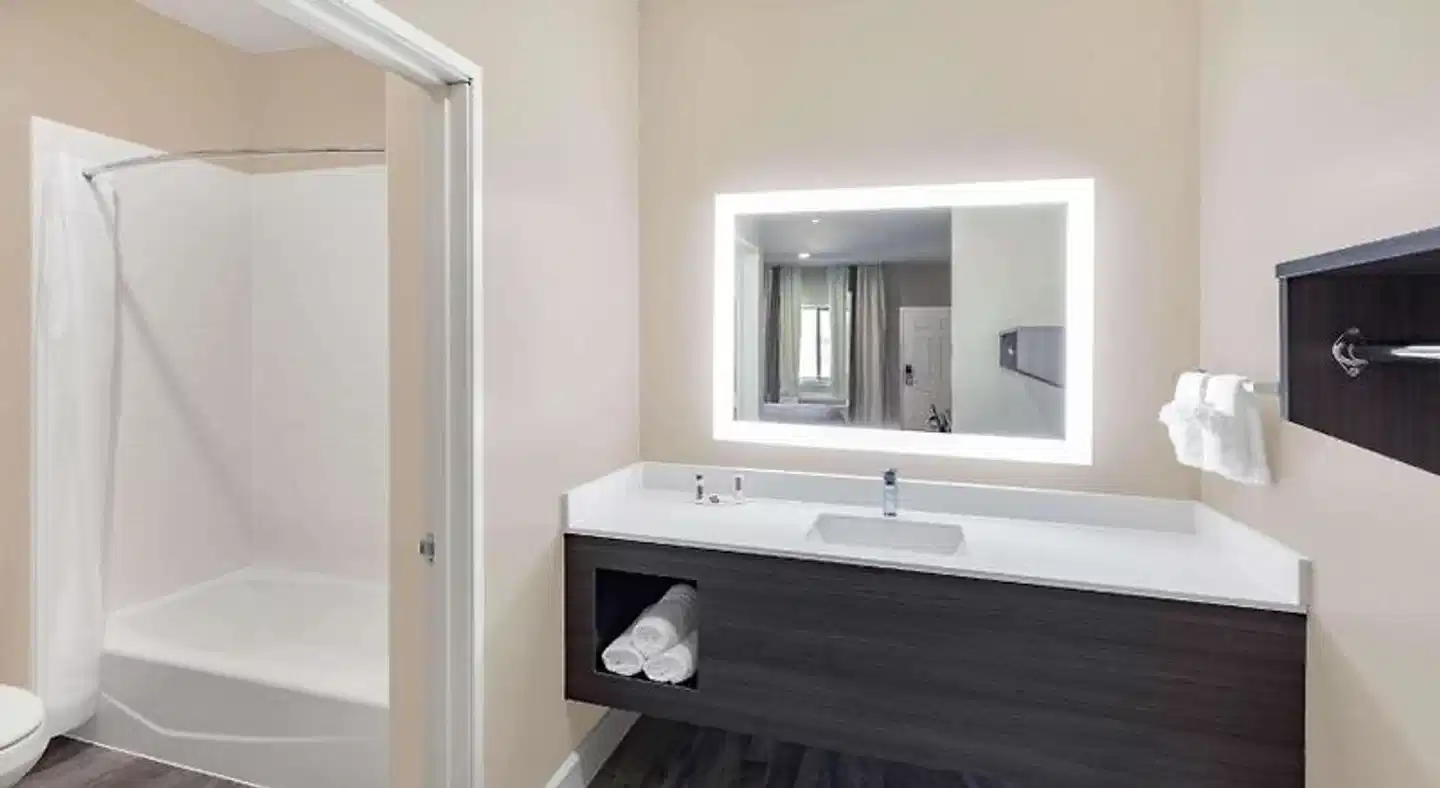 Super 8 by Wyndham Houston NW Beltway 8 Badezimmer