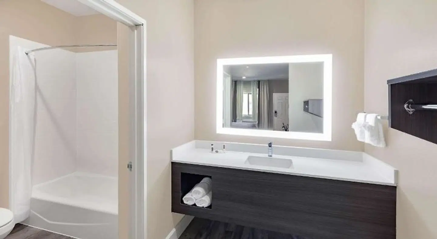 Super 8 by Wyndham Houston NW Beltway 8 Badezimmer