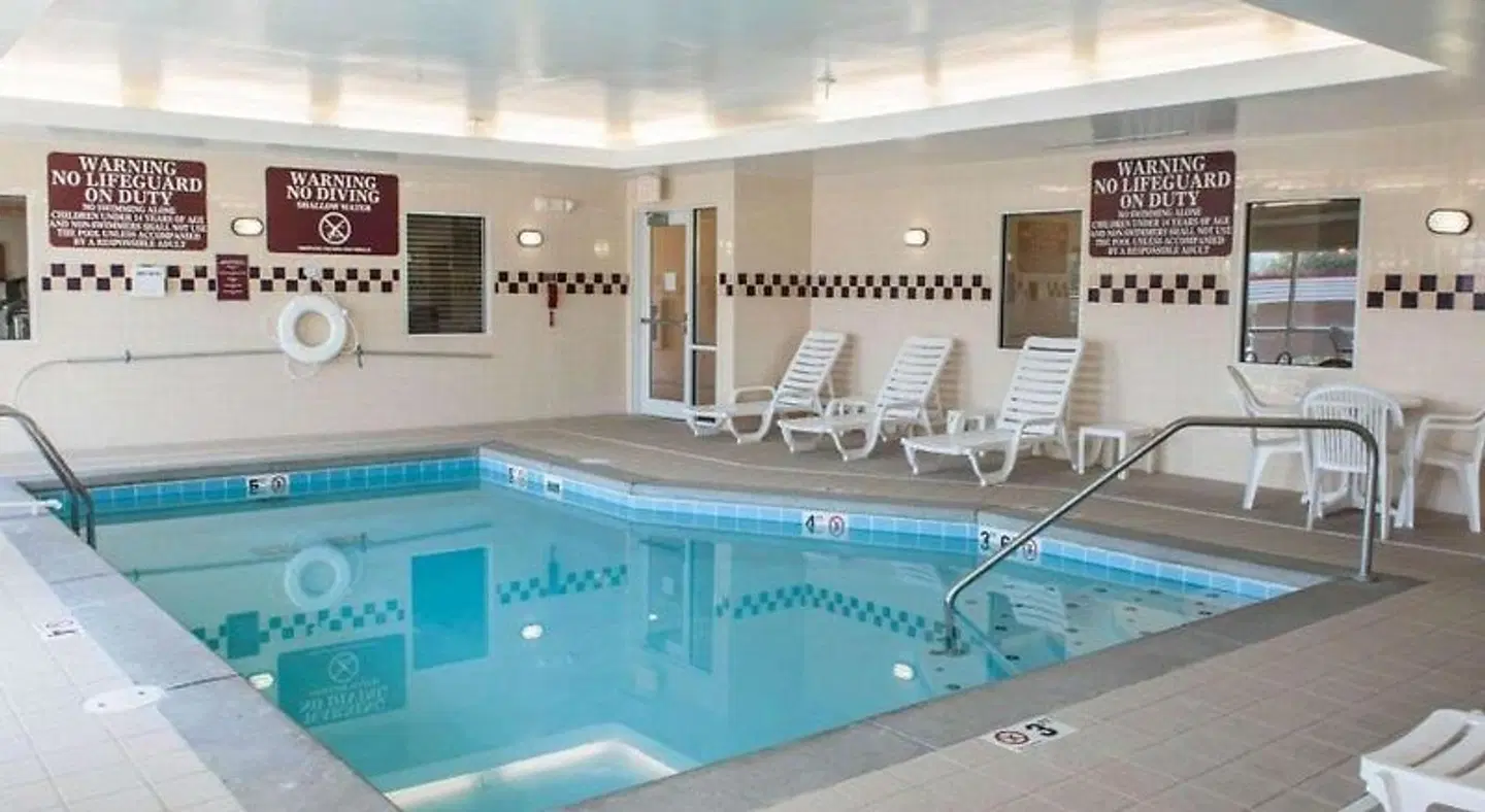 Comfort Suites Southport Hallenbad