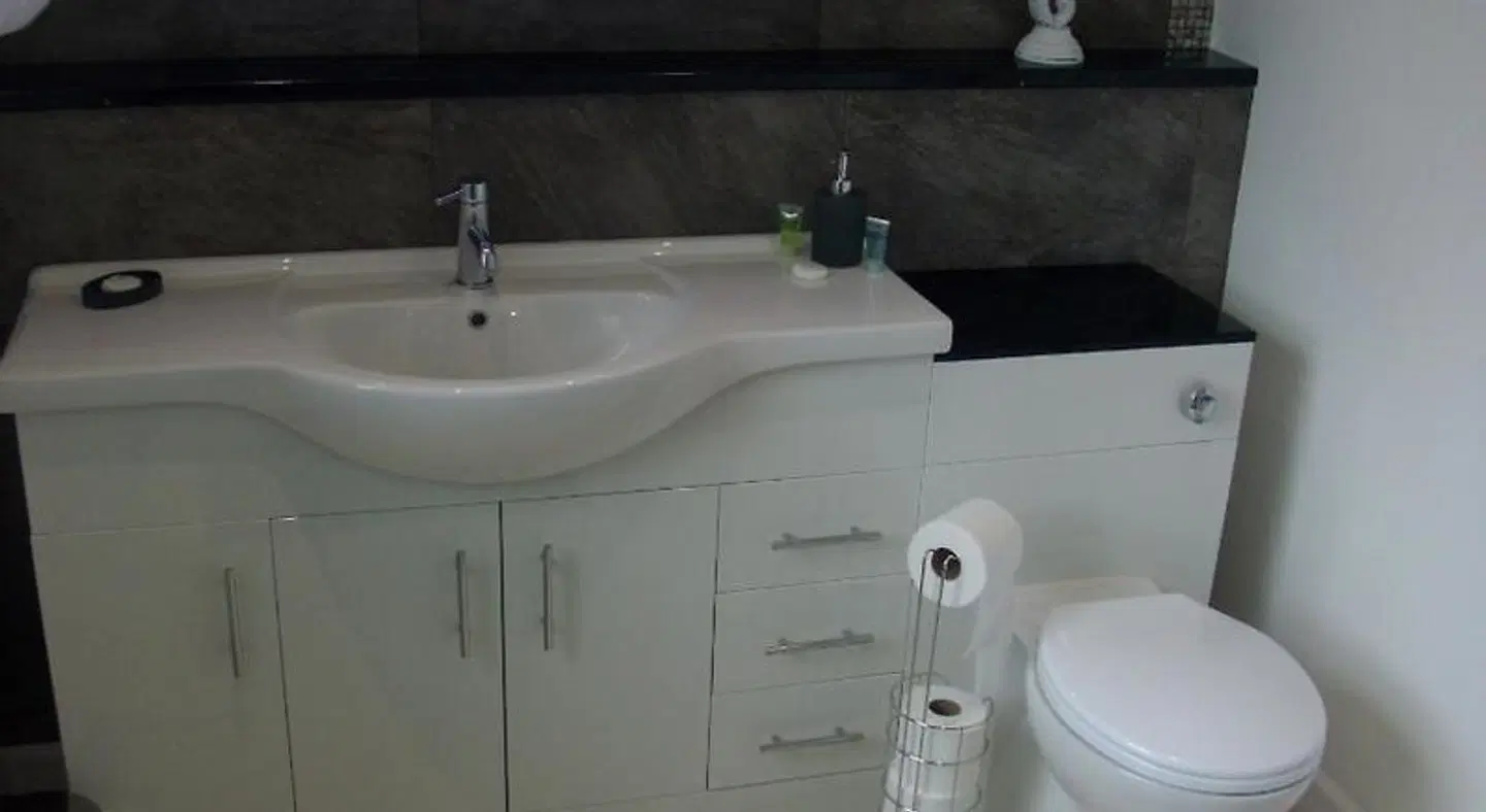 Lockinbar Holiday Apartment Badezimmer