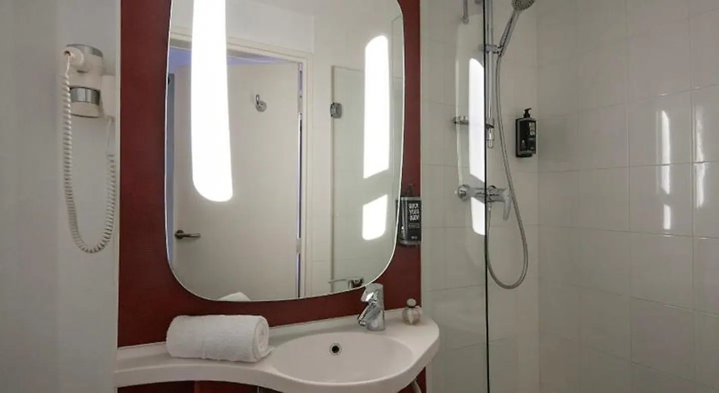 ibis Cannes Centre Badezimmer