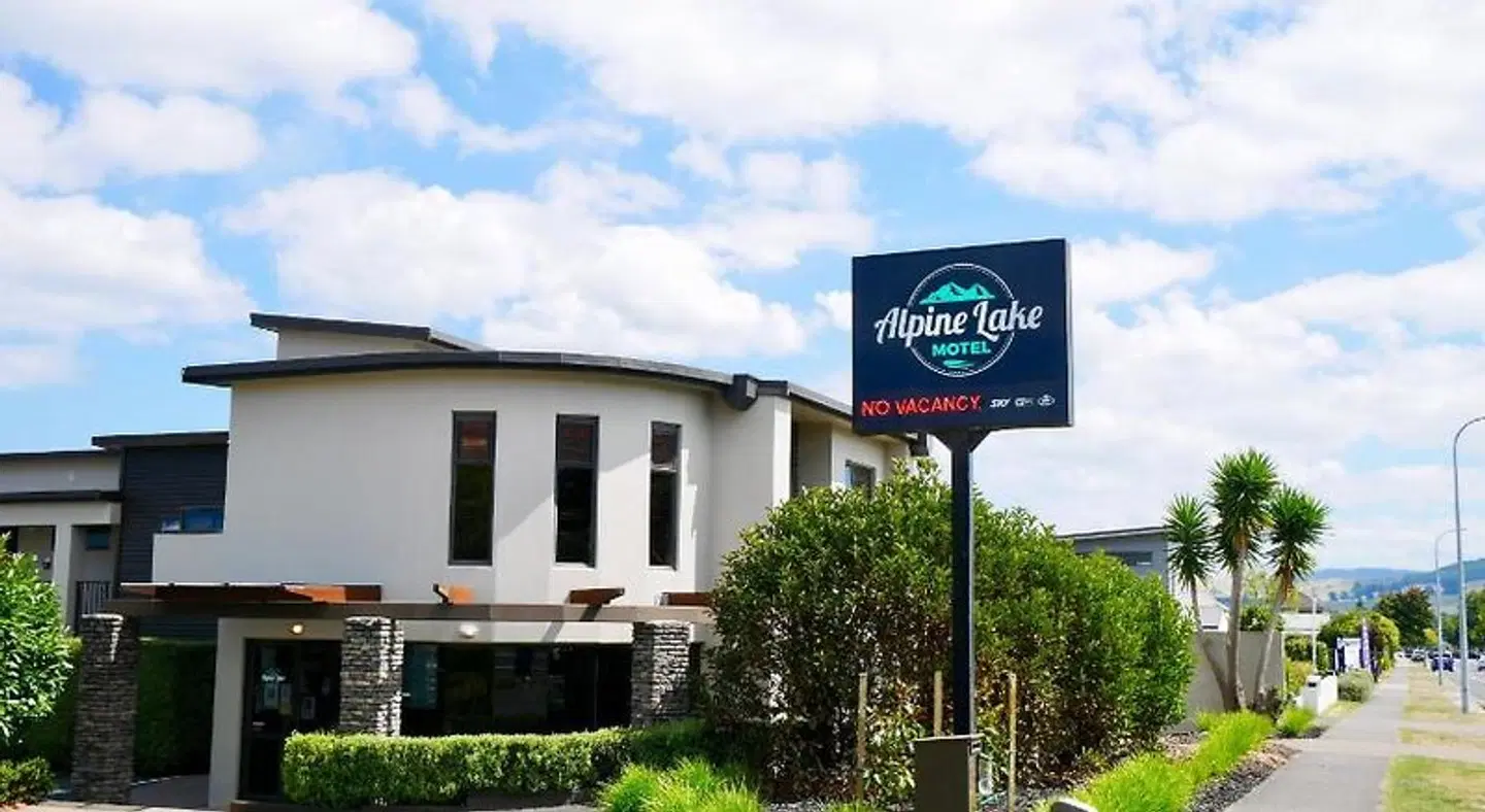 Alpine Lake Motor Lodge EXTERIOR
