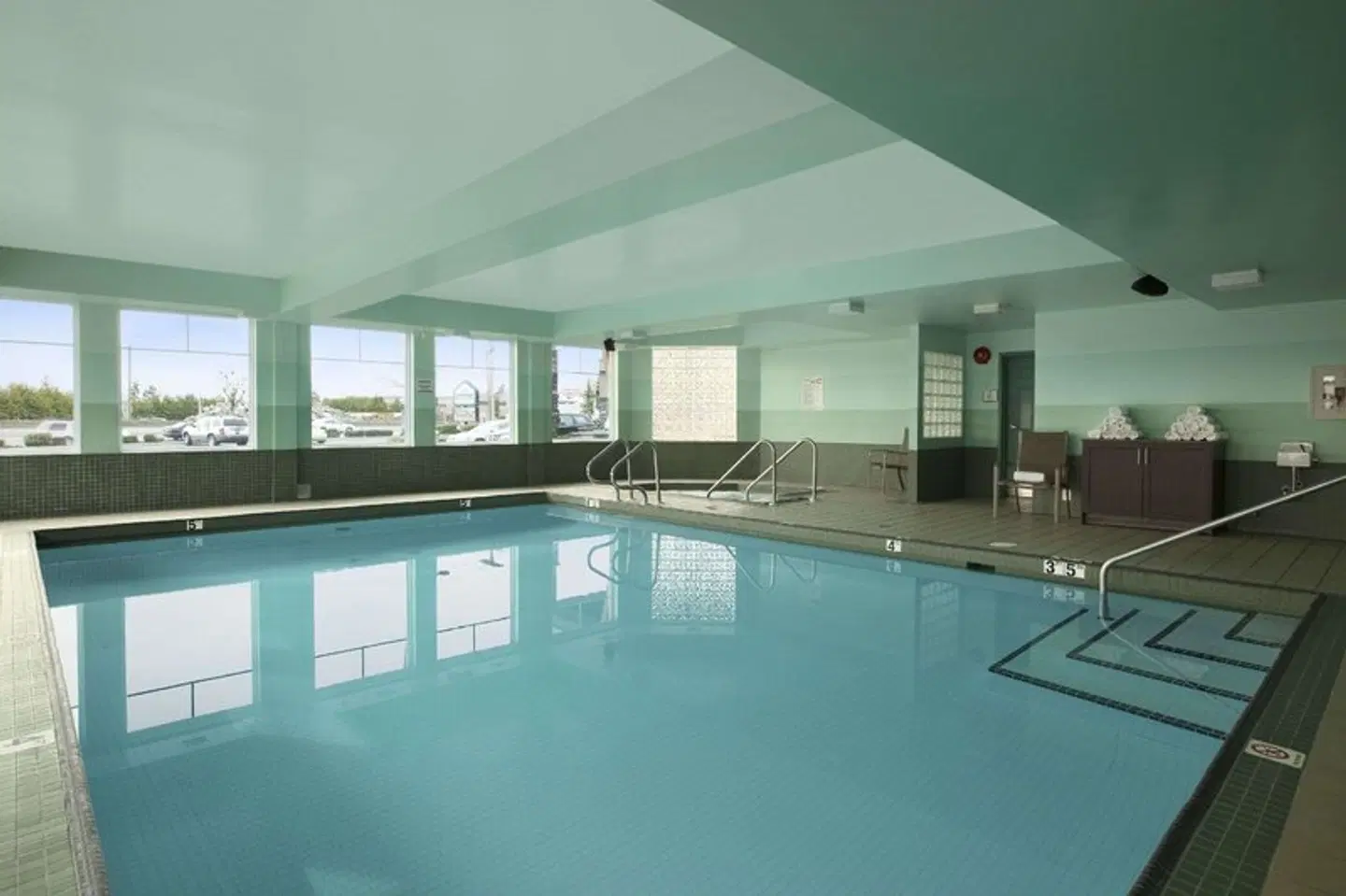 Ramada by Wyndham Surrey/Langley Hallenbad
