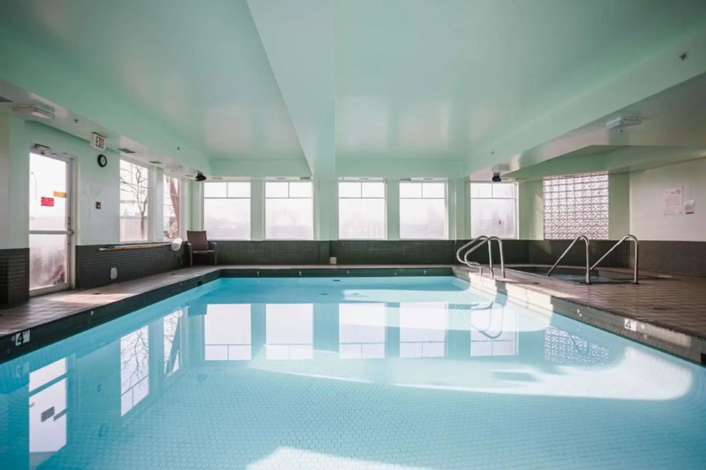 Ramada by Wyndham Surrey/Langley Hallenbad