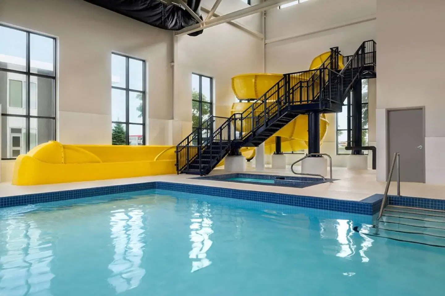 Microtel Inn & Suites Montreal Airport - Dorval QC Hallenbad