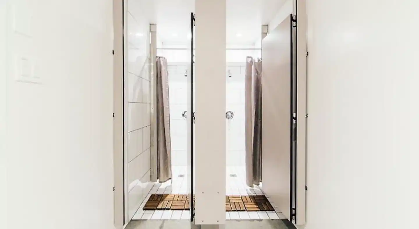 Auberge Alt Hostel Badezimmer