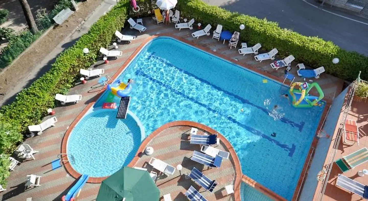 Real OUTDOOR_POOL