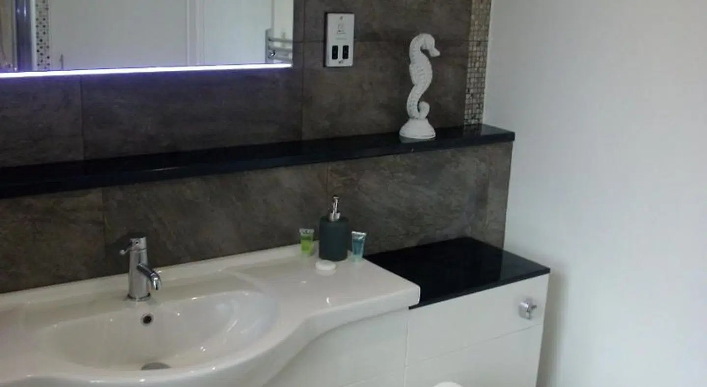Lockinbar Holiday Apartment Badezimmer