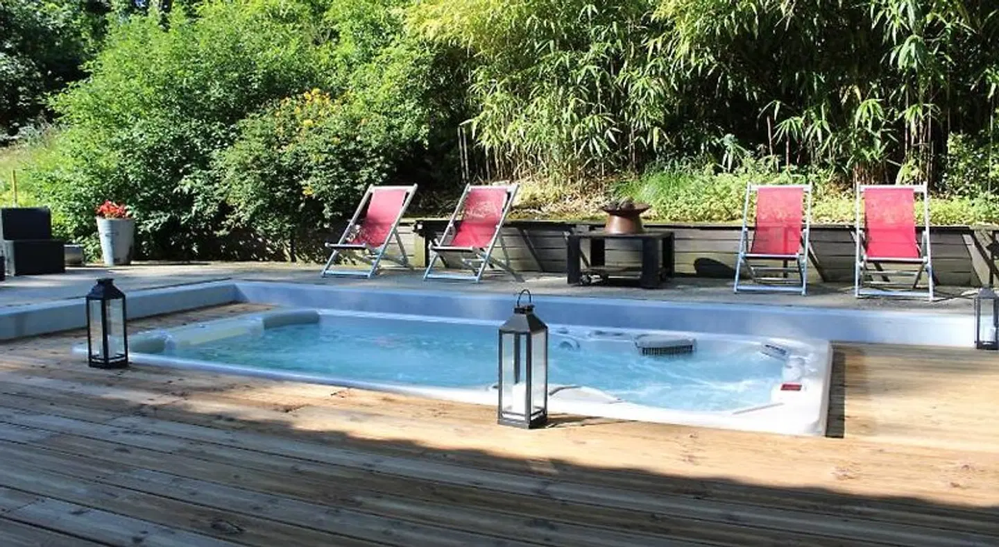 Lili Paradis OUTDOOR_POOL