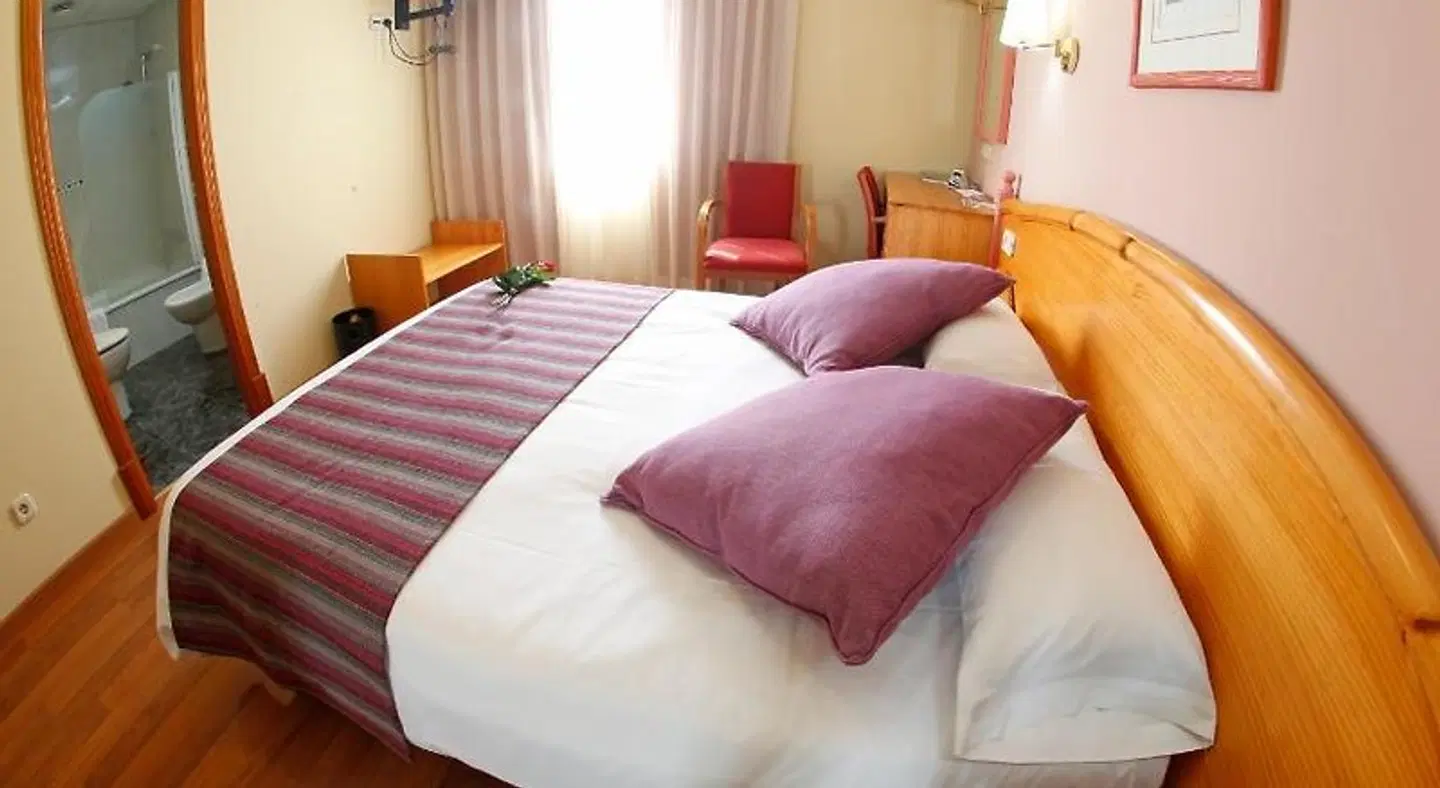 Maria de Luna ROOM_EXAMPLE