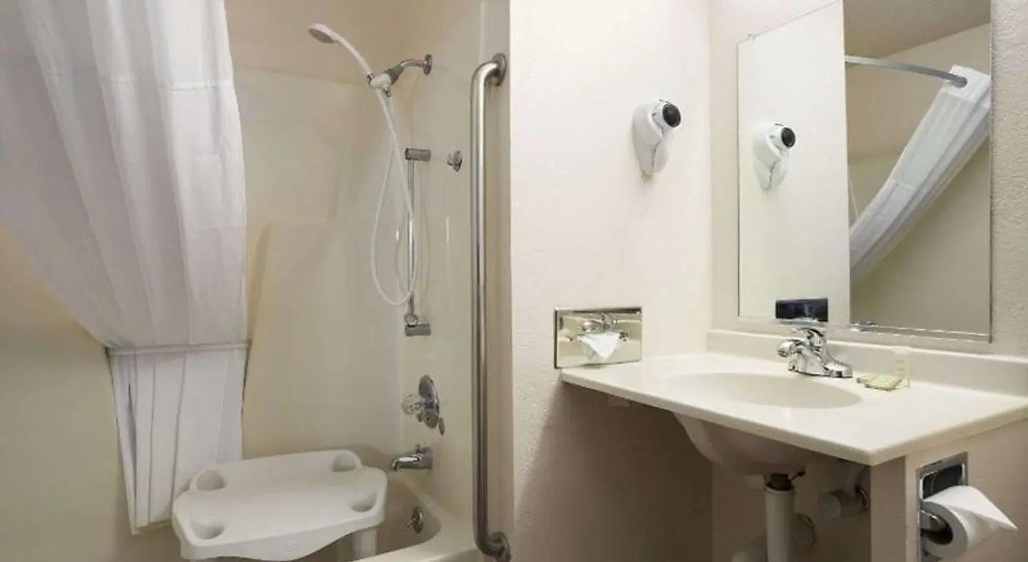 Super 8 by Wyndham Las Vegas Badezimmer