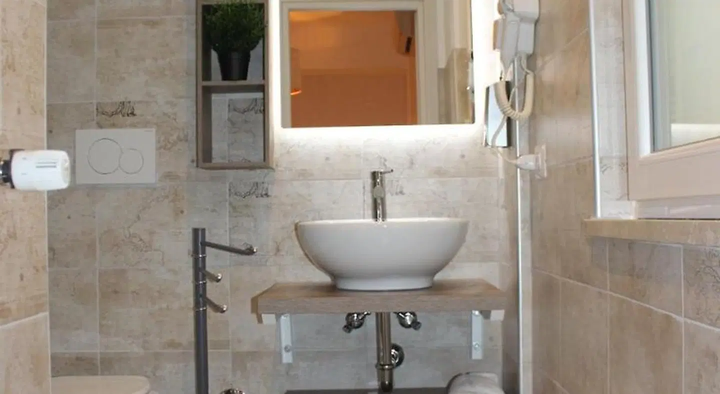 Roman Sunrise Rooms Badezimmer
