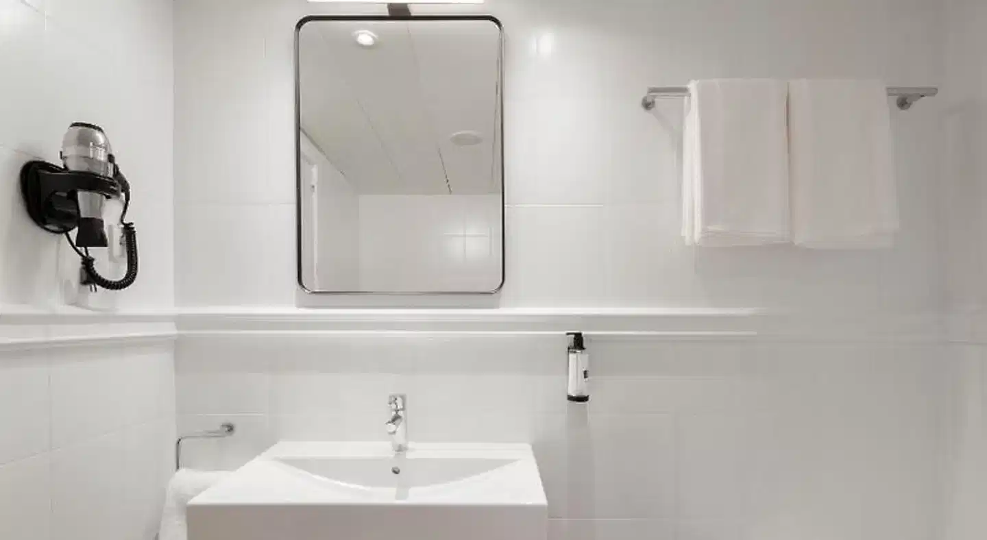 H Regas Adults Only Badezimmer