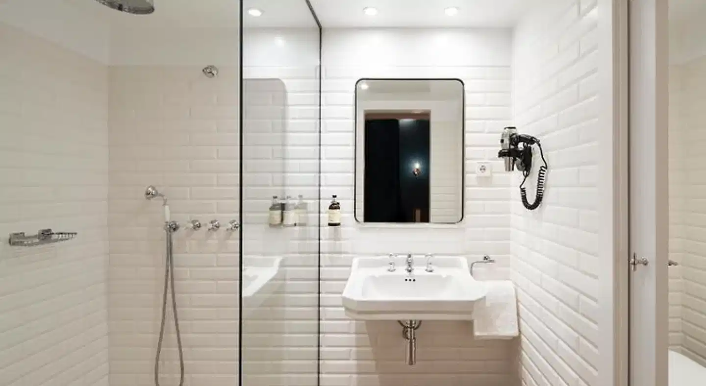 H Regas Adults Only Badezimmer