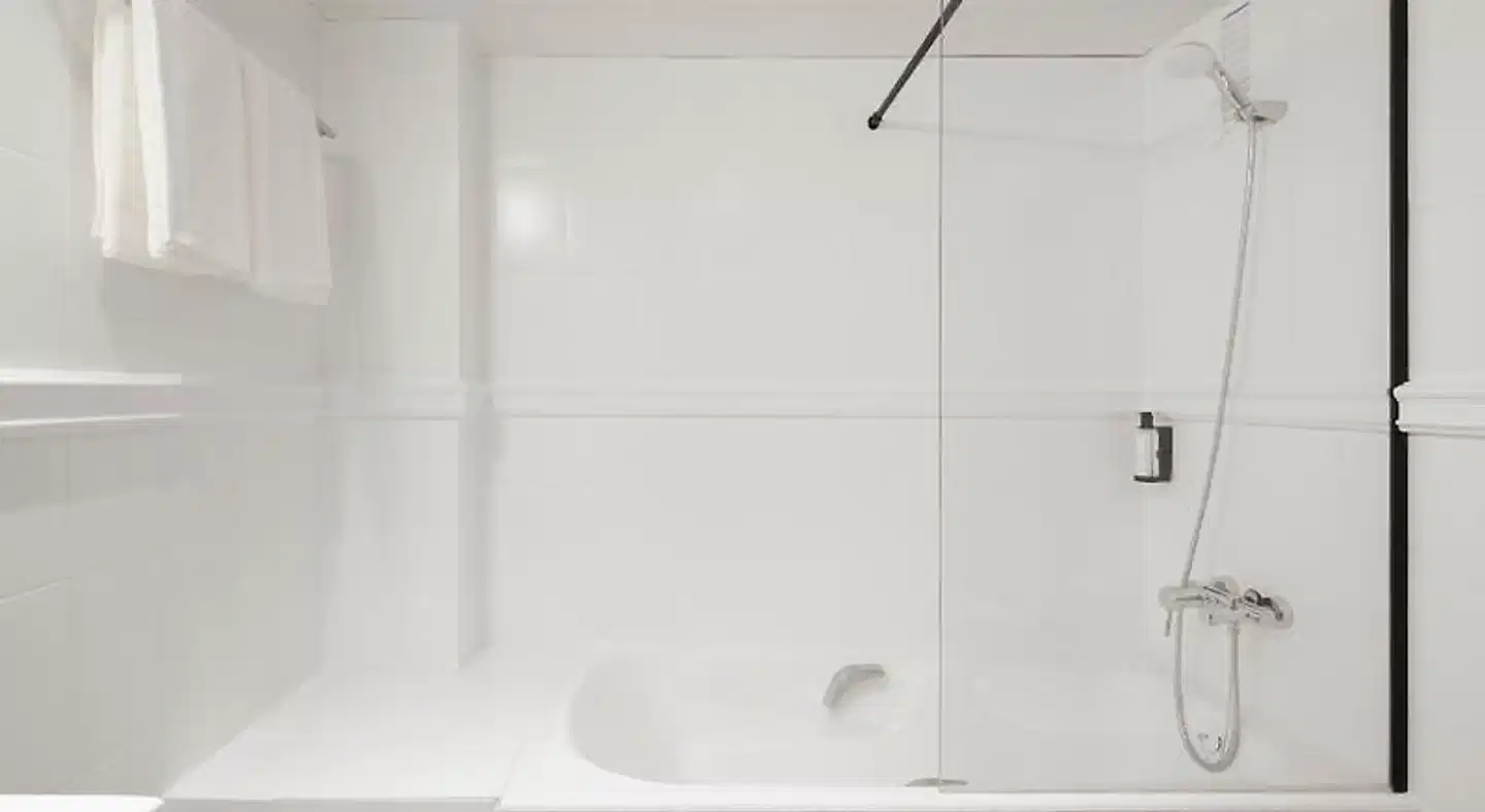 H Regas Adults Only Badezimmer