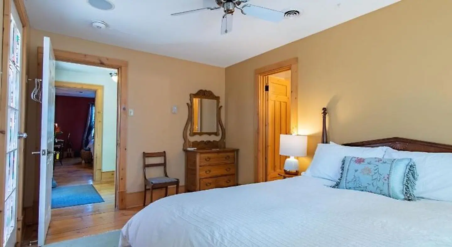 Emilyville Inn ROOM_EXAMPLE