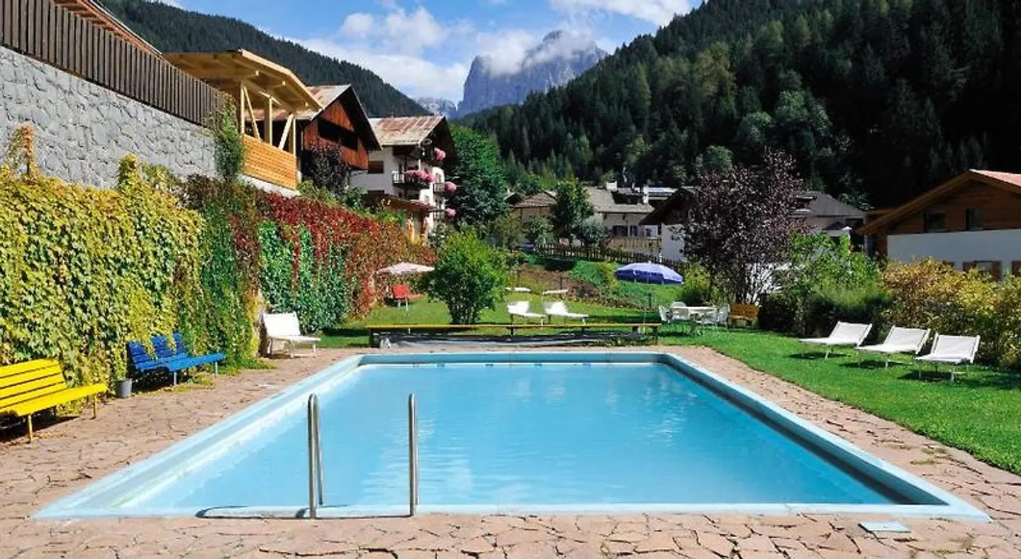 Central OUTDOOR_POOL