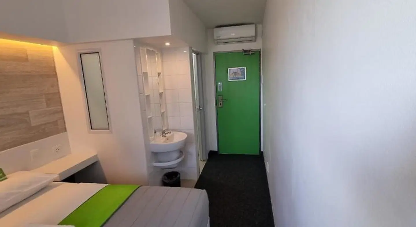 Check Inn Hotel Badezimmer