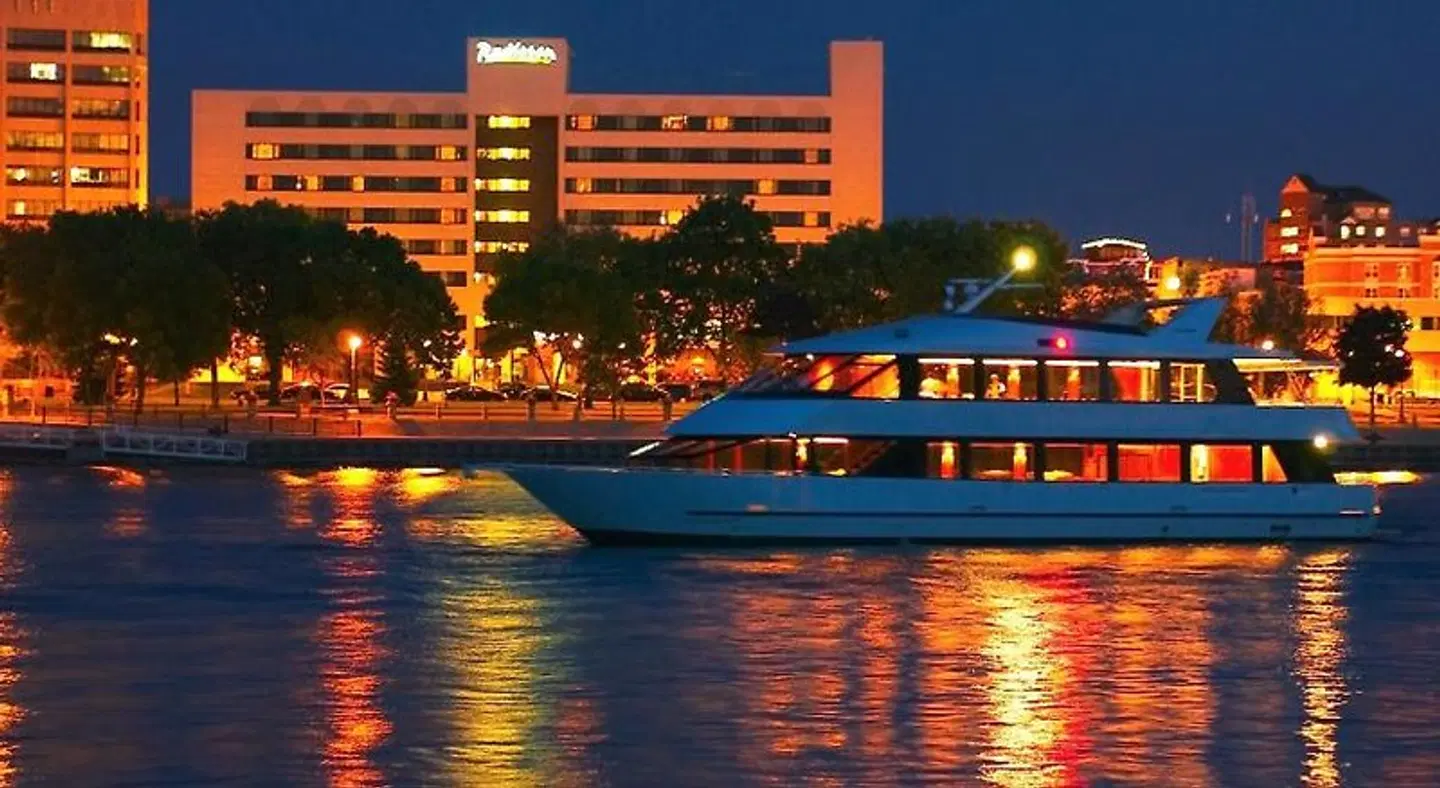 Radisson Hotel La Crosse EXTERIOR