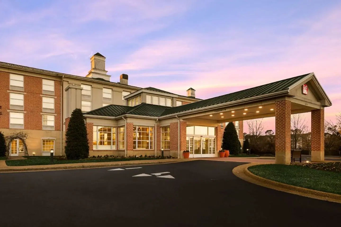 Hilton Garden Inn Williamsburg EXTERIOR