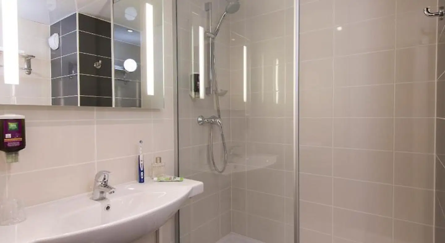 ibis Styles Paris Roissy CDG Badezimmer