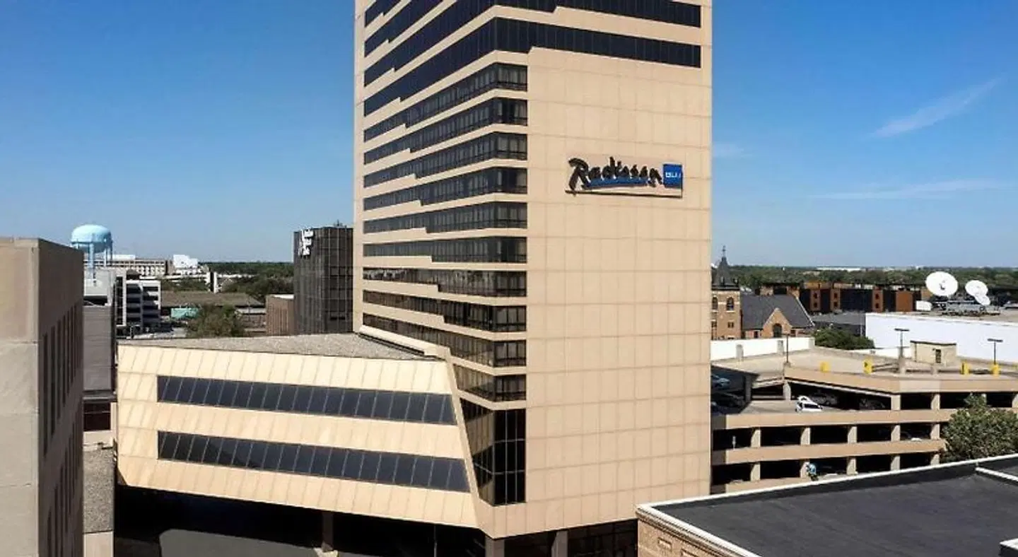 Radisson Hotel Fargo EXTERIOR