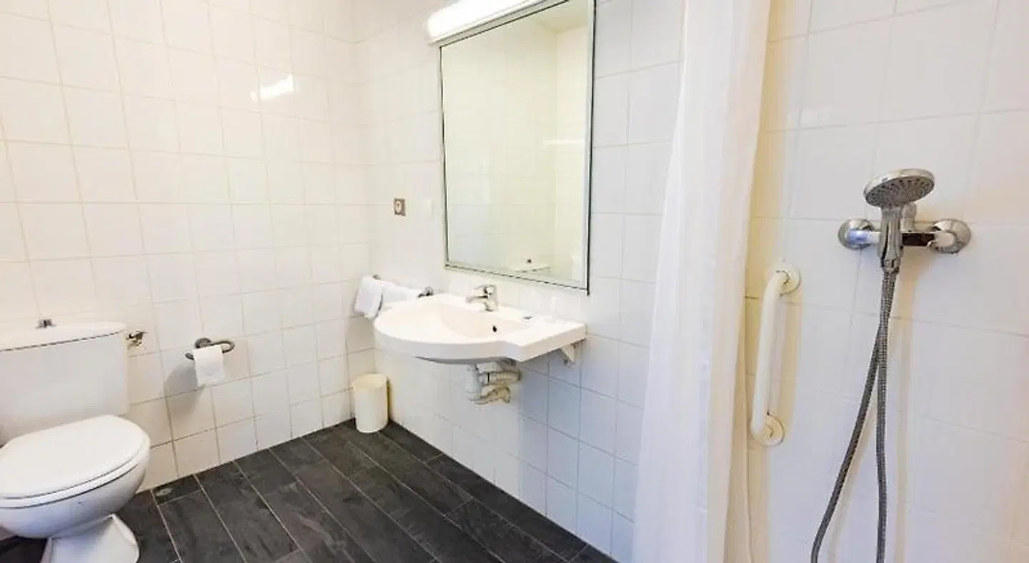 ibis budget Bollène Badezimmer