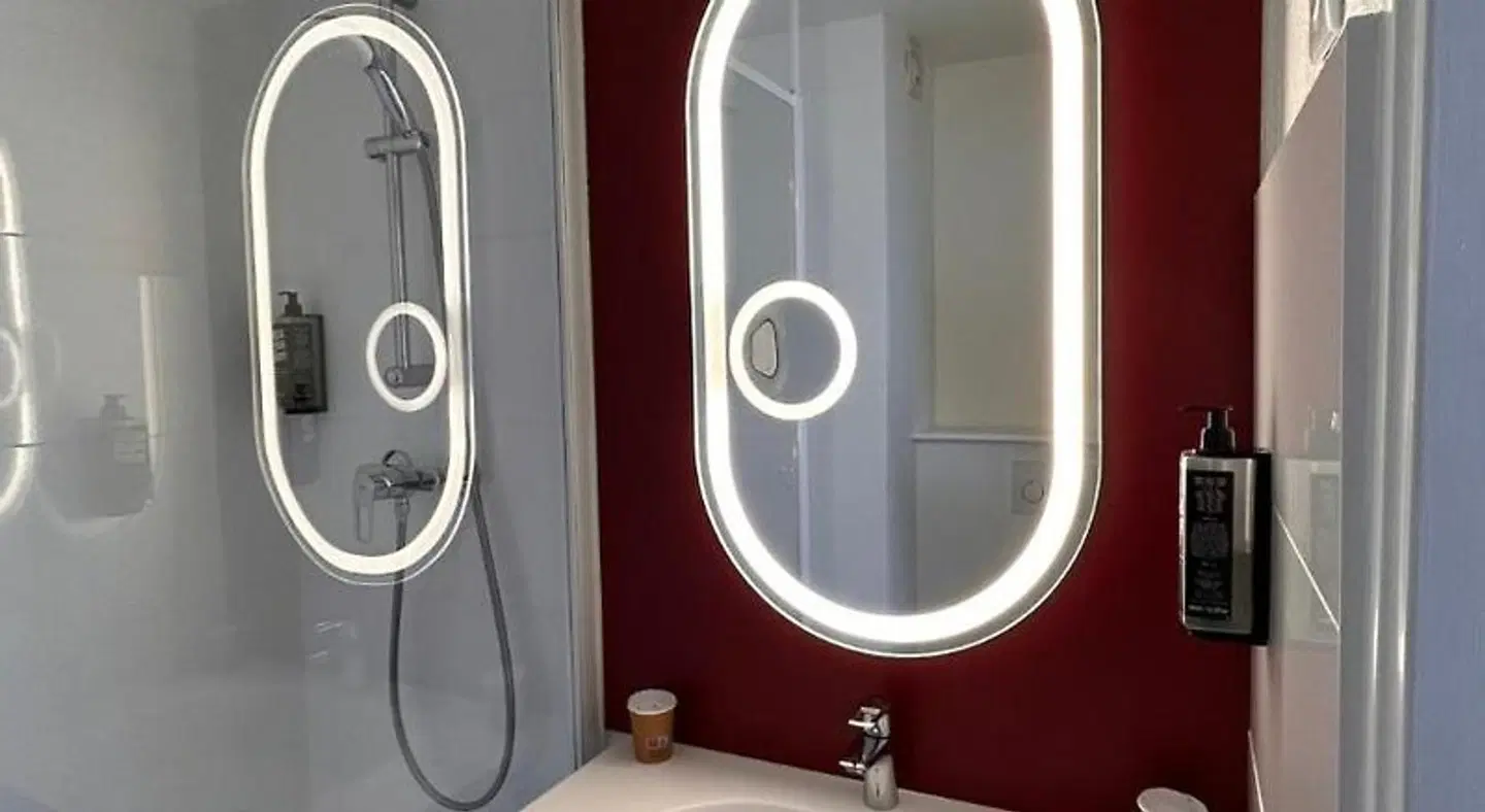 ibis Valenciennes Badezimmer