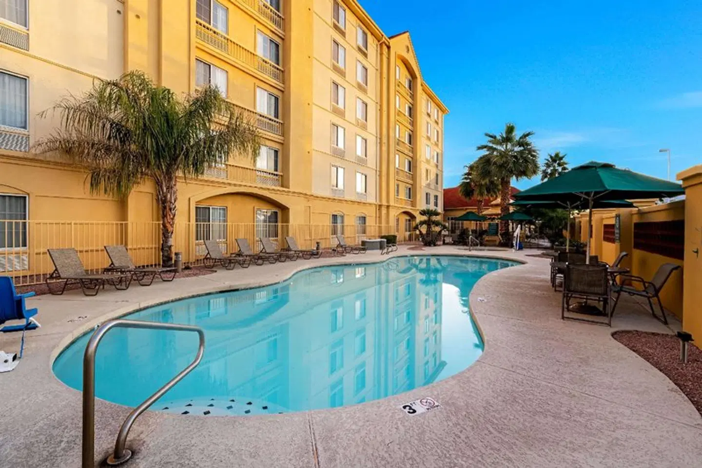 La Quinta Inn & Suites by Wyndham Mesa Superstition Springs OUTDOOR_POOL