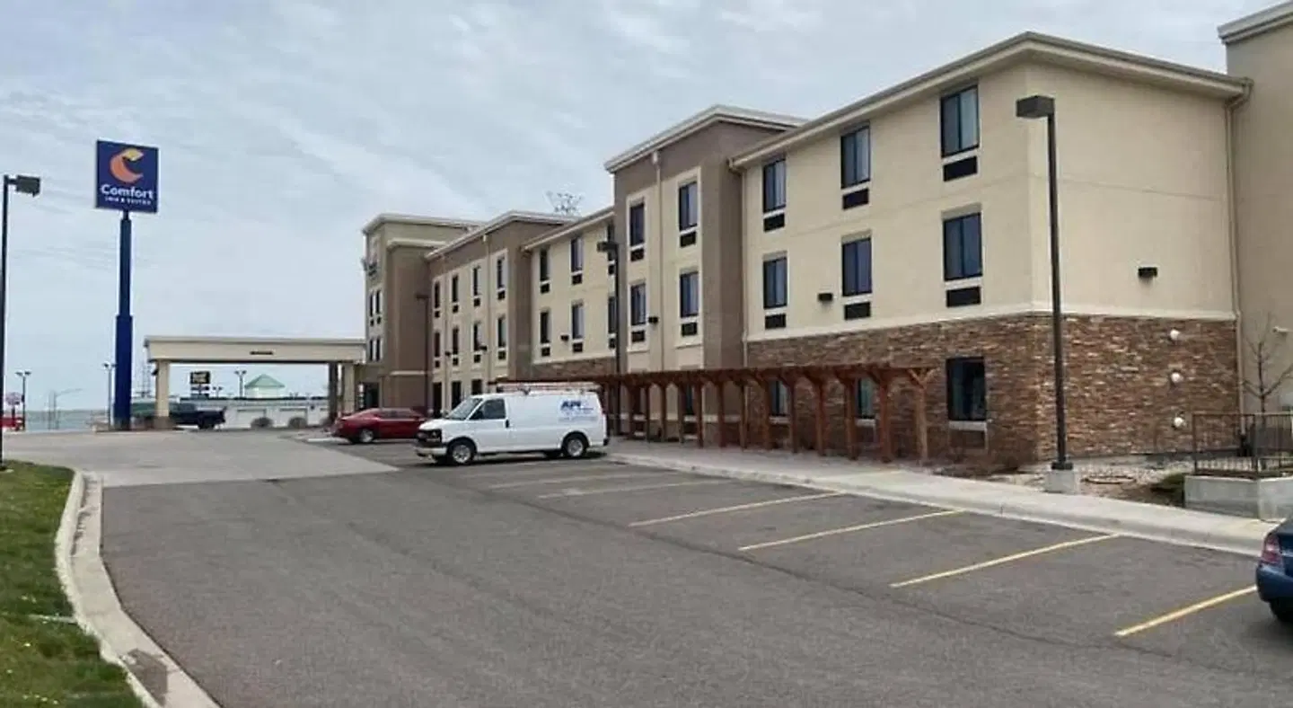 Comfort Inn & Suites EXTERIOR