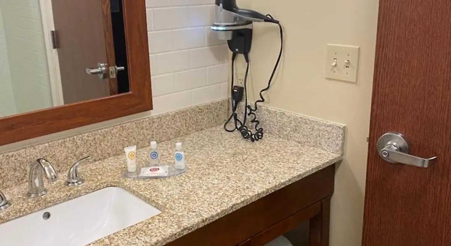 Comfort Inn & Suites Badezimmer