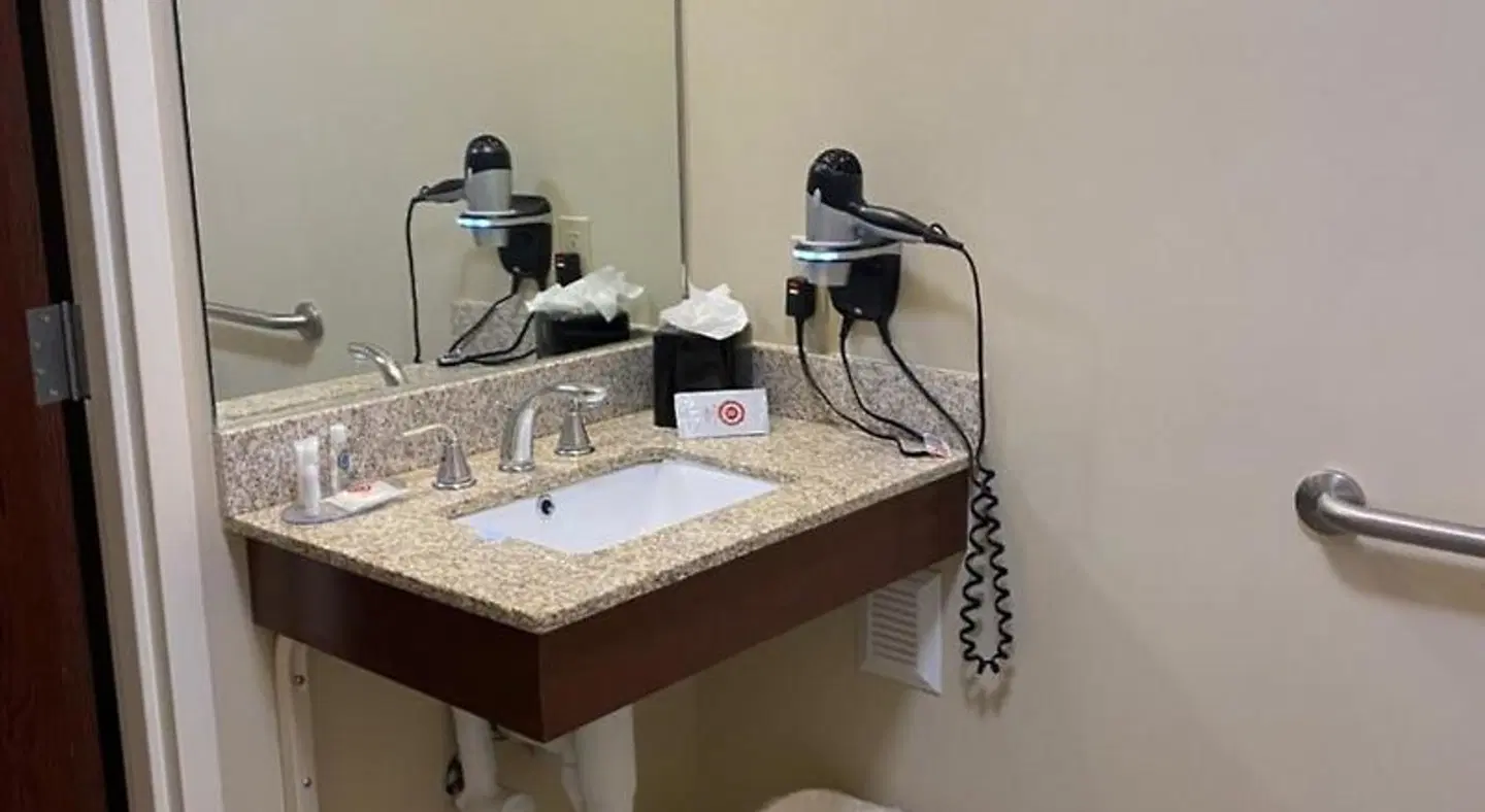 Comfort Inn & Suites Badezimmer