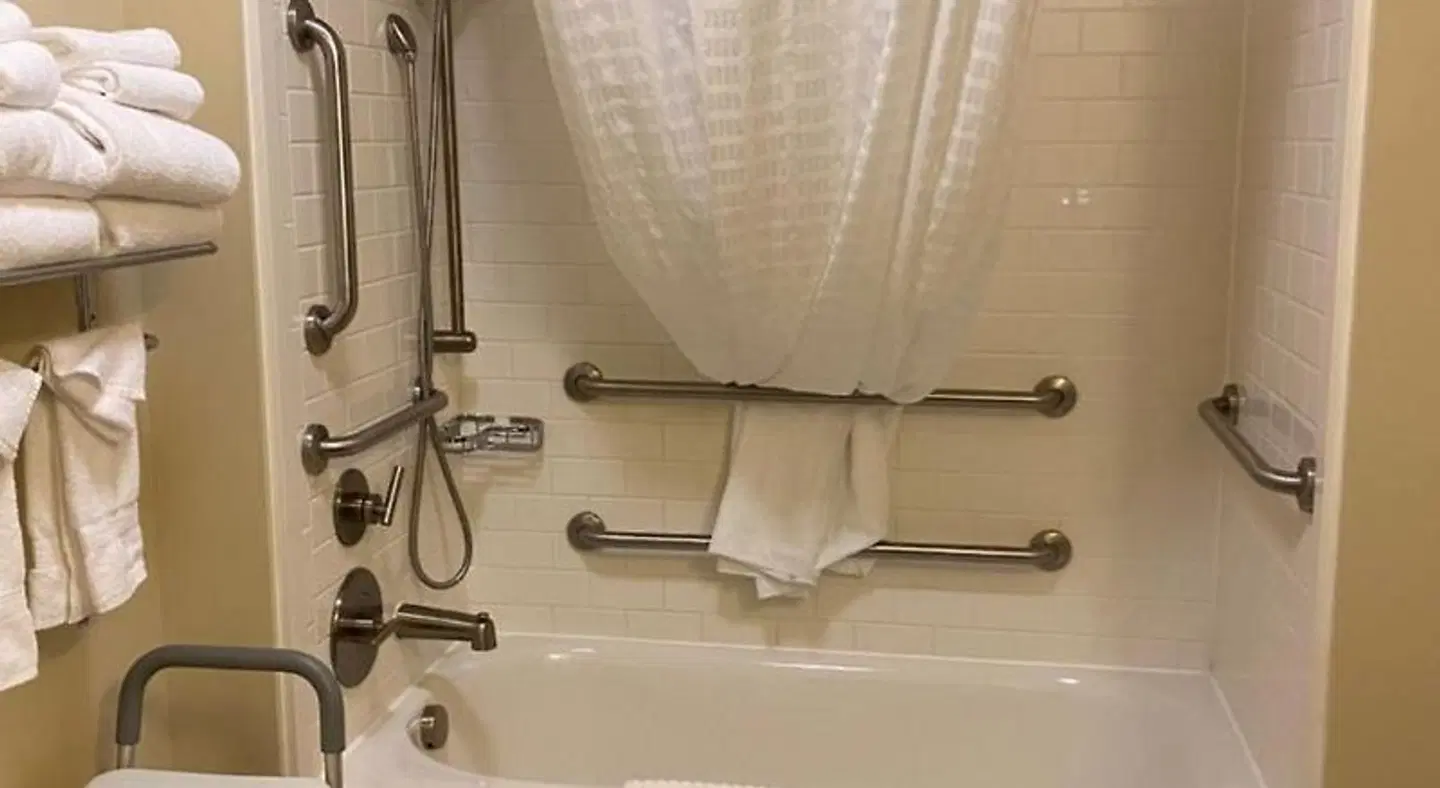 Comfort Inn & Suites Badezimmer