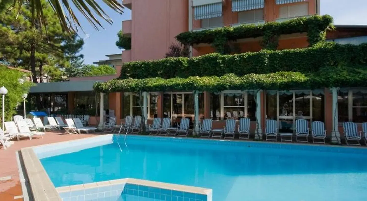 Meeting OUTDOOR_POOL