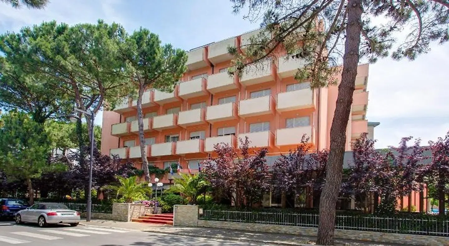 Meeting EXTERIOR