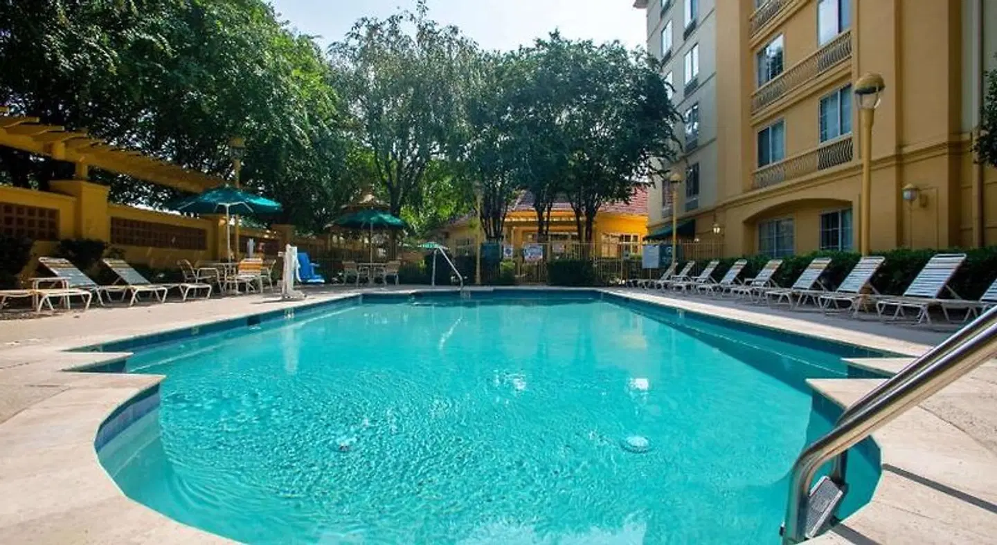 La Quinta Inn & Suites by Wyndham Charlotte Airport South OUTDOOR_POOL
