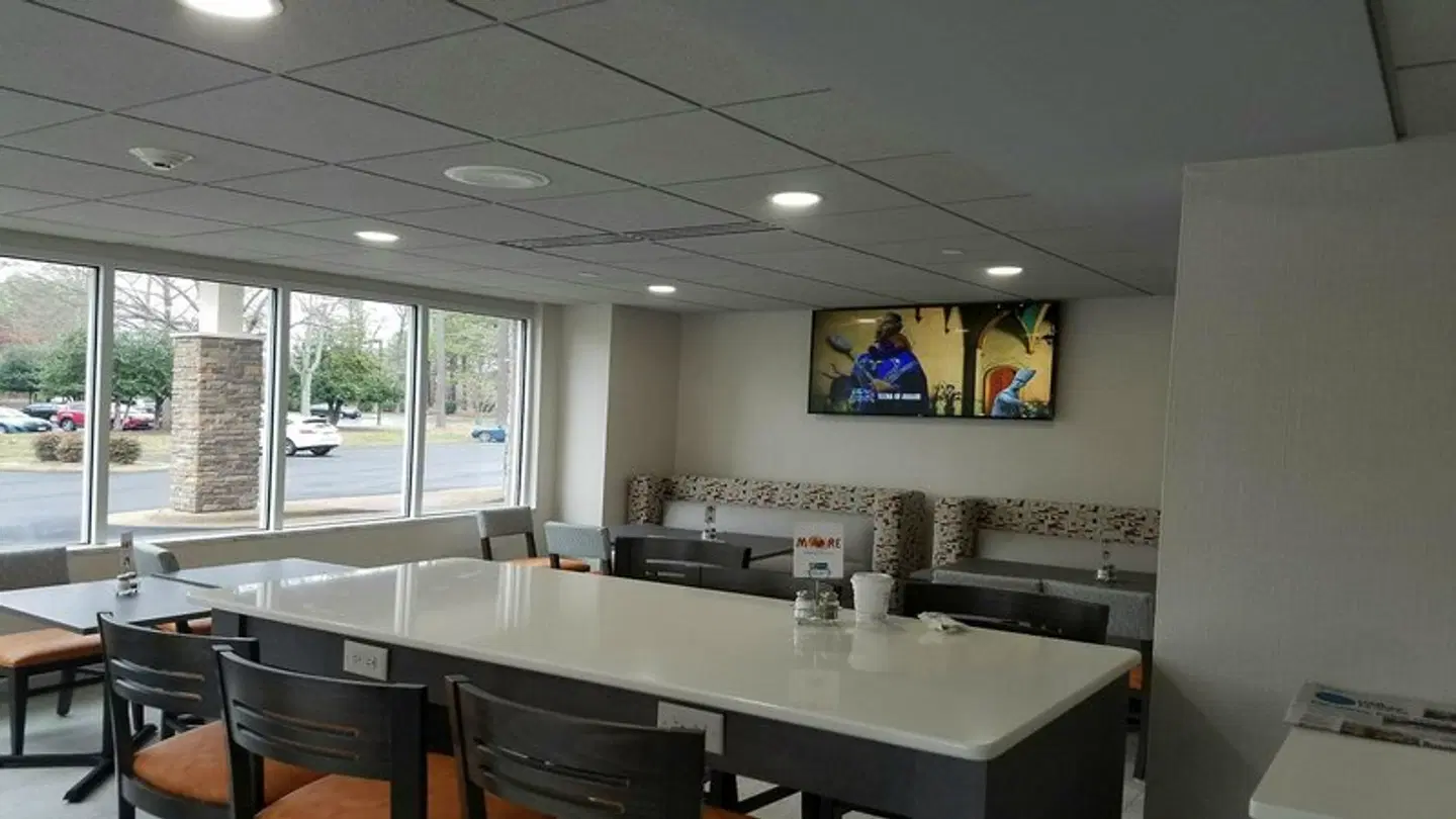 Holiday Inn Express Williamsbrg Busch Gardens Area by IHG Bar