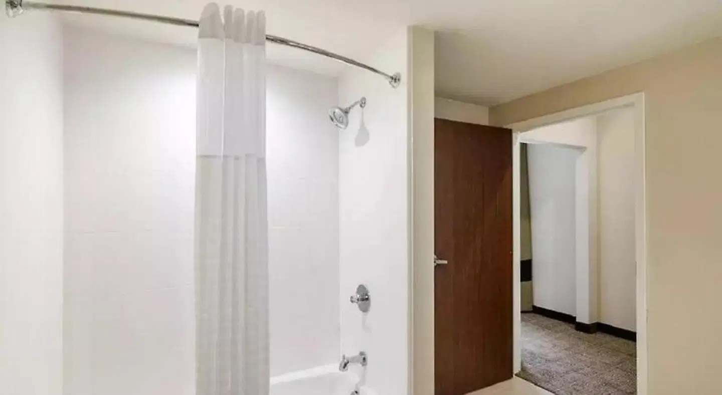 Comfort Suites Meridian and I-40 Badezimmer