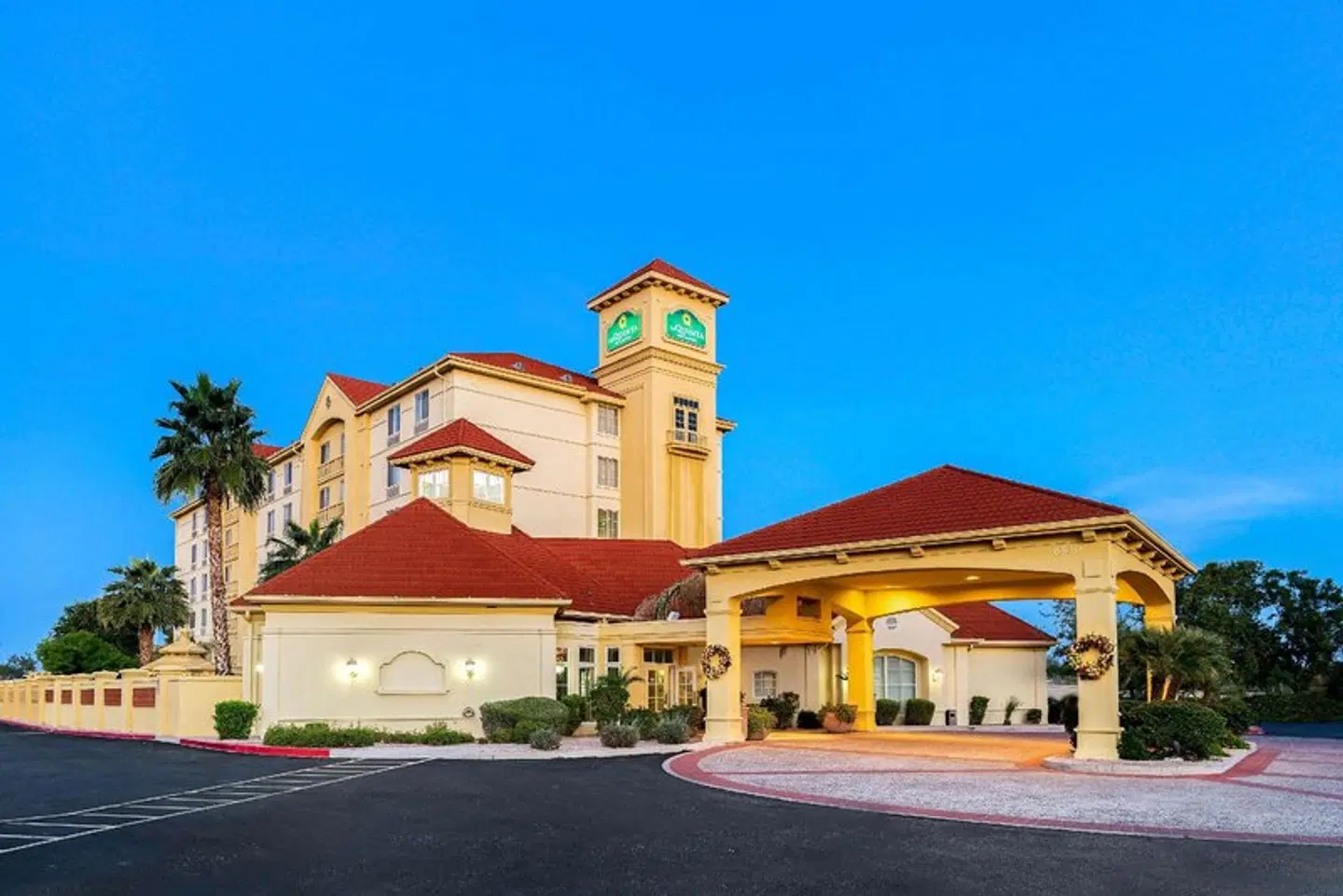 La Quinta Inn & Suites by Wyndham Mesa Superstition Springs EXTERIOR