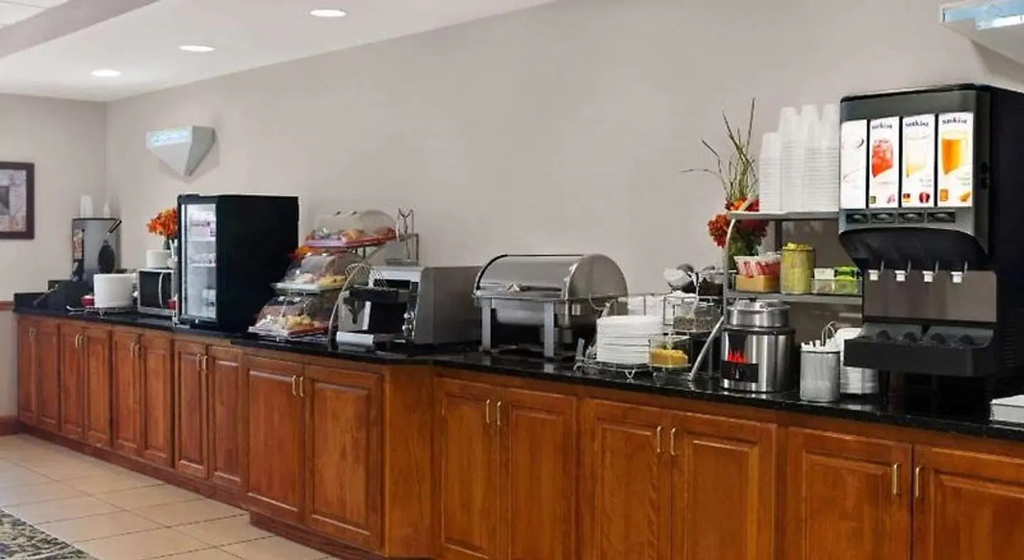 Wingate by Wyndham Bentonville Airport Bar