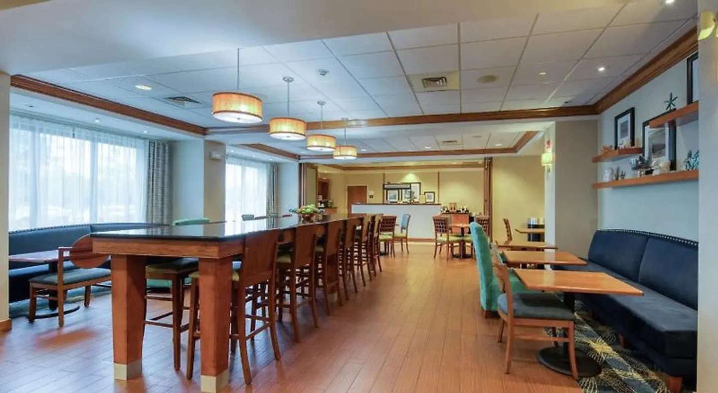 Hampton Inn Wilmington University Area Bar