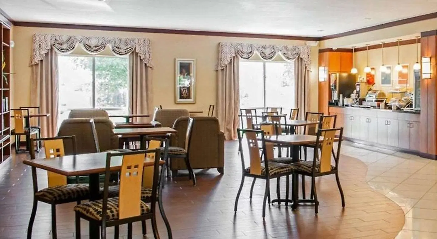 Comfort Suites Southport Bar