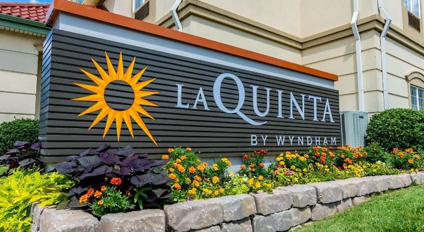 La Quinta Inn & Suites Bentonville EXTERIOR