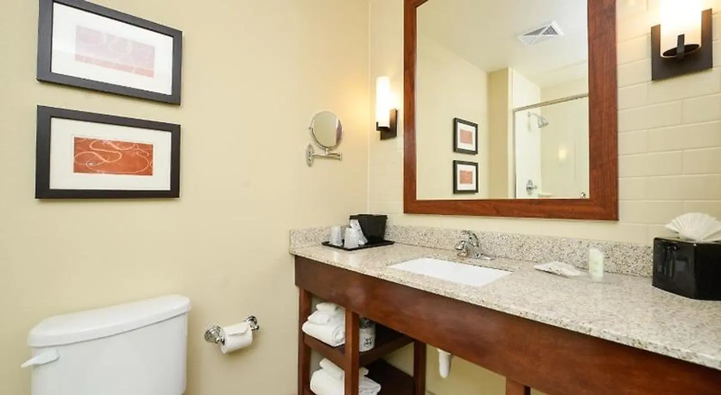 Comfort Suites Fargo Badezimmer